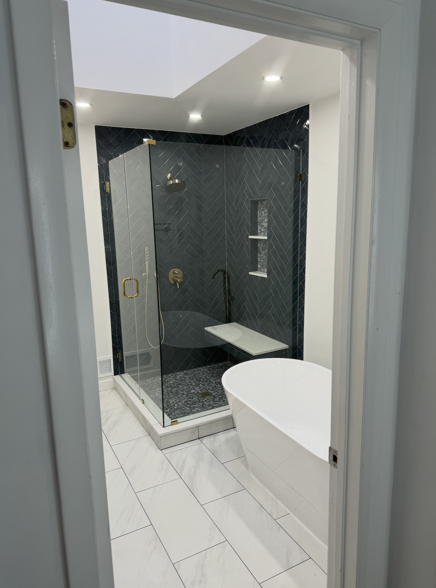 Bright Modern En-Suite